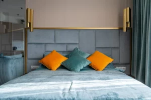 Hotelbett mit Hotelkissen in eleganten Farben