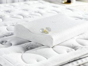 Matratze in Weiß mit einem Nackenkissen, ideal für eine bequeme Schlafposition