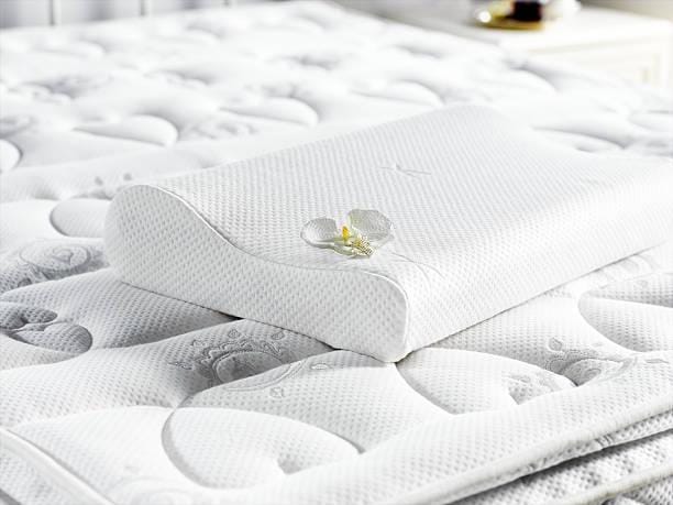 Matratze in Weiß mit einem Nackenkissen, ideal für eine bequeme Schlafposition