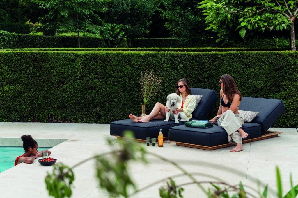 Hotel Outdoor Möbel: Bequeme Sonnenliegen am Pool eines Hotels