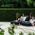 Hotel Outdoor Möbel: Bequeme Sonnenliegen am Pool eines Hotels