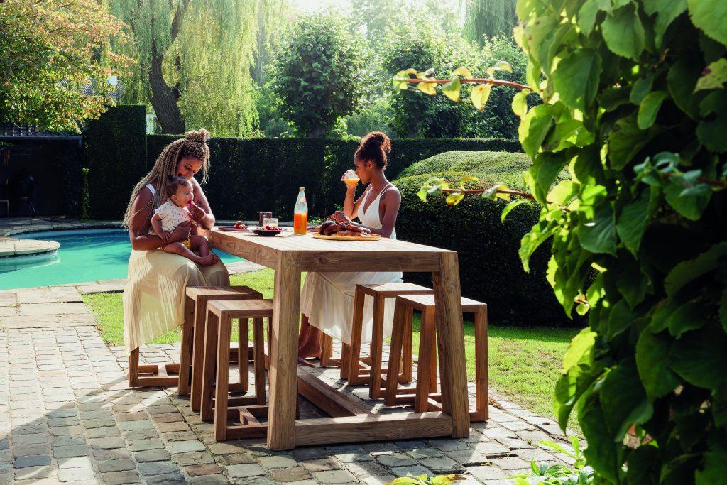 Hotel Outdoor Möbel: Hochwertiger Outdoor Tisch mit Barsthulen