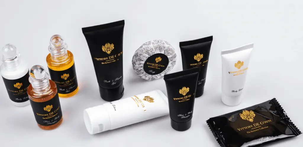 Luxuriöse Hotelkosmetik in Schwarz mit Gold – Shampoo, Lotion, Seife im Set