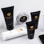 Luxuriöse Hotelkosmetik in Schwarz mit Gold – Shampoo, Lotion, Seife im Set