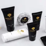 Luxuriöse Hotelkosmetik in Schwarz mit Gold – Shampoo, Lotion, Seife im Set