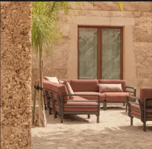 Hotel-Lounge-Möbel Trends 2026: Moderne modulare Sofas, Loungesessel und Tische in natürlichen Farben – stilvolle Outdoor- und Indoor-Möbel für Hotels, nachhaltig und komfortabel.