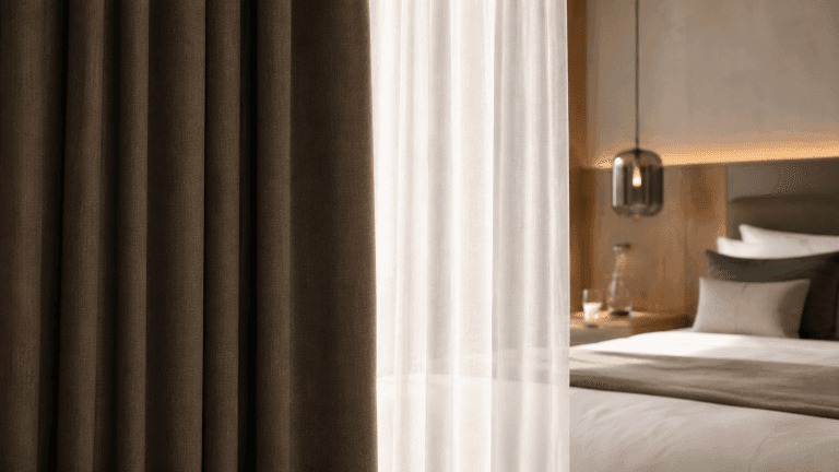 Detailansicht von Store und Dimout-Vorhang als zweilagige Vorhanglösung für Hotelzimmer